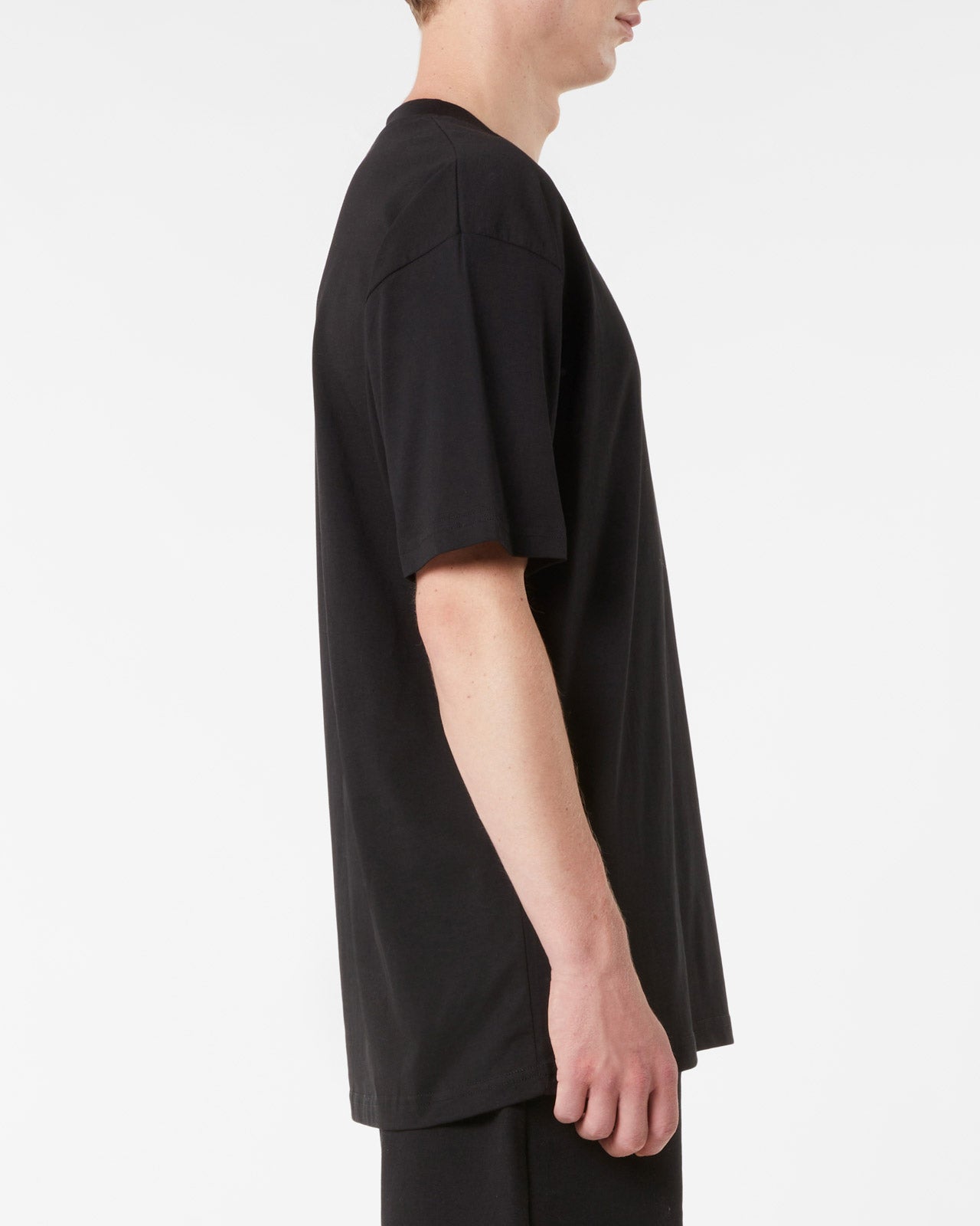 T-SHIRT NERA CON CUORE FIAMMEGGIANTE RICAMATO