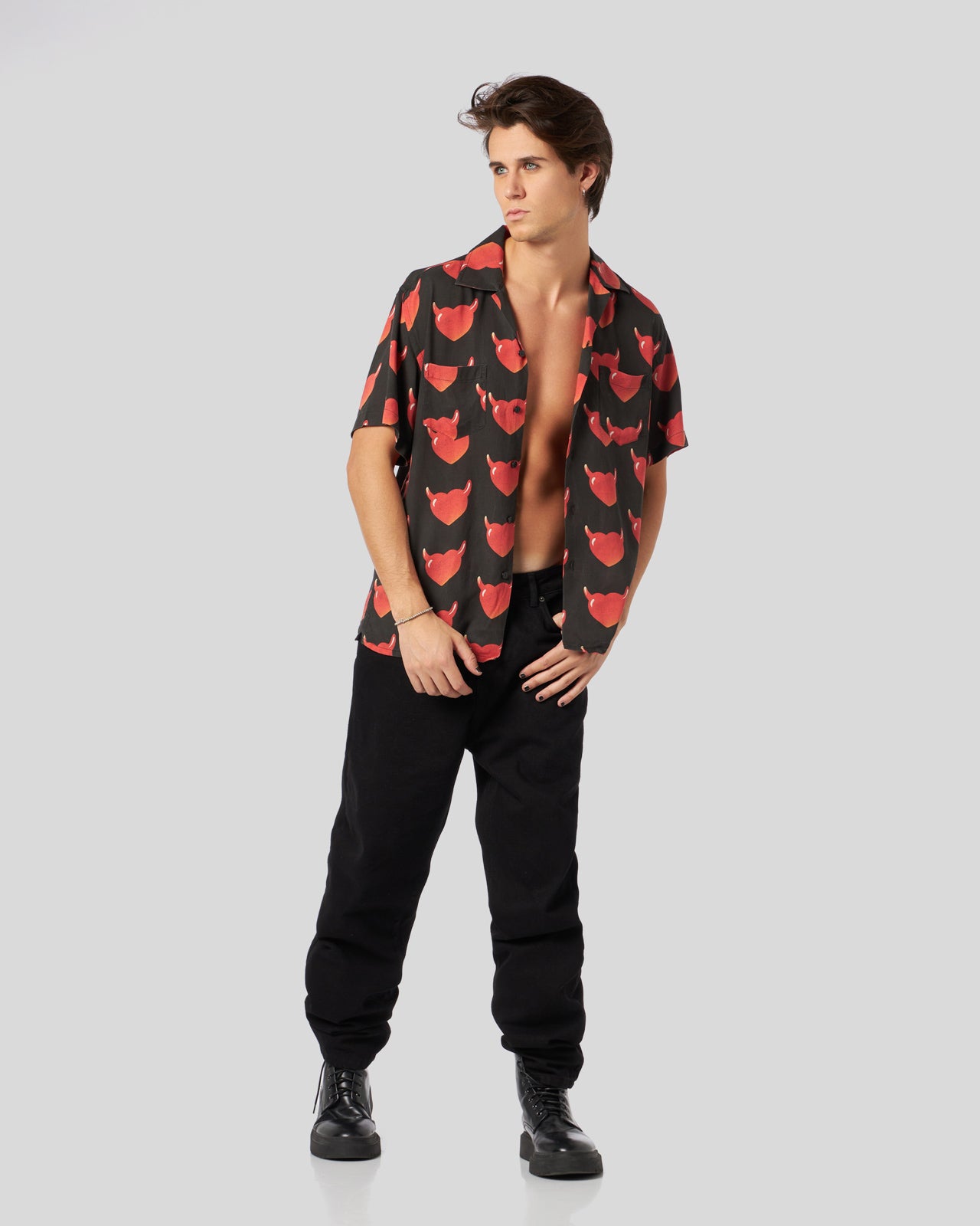 CAMICIA NERA CON LOGO VOS HEARTS ALL OVER