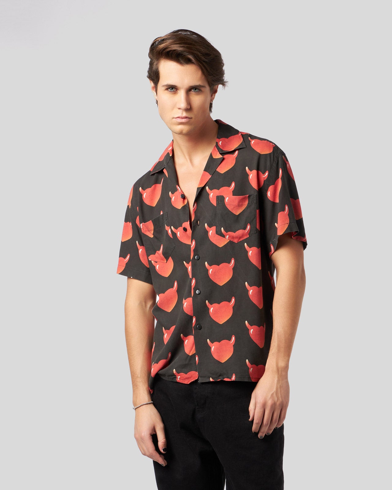 CAMICIA NERA CON LOGO VOS HEARTS ALL OVER