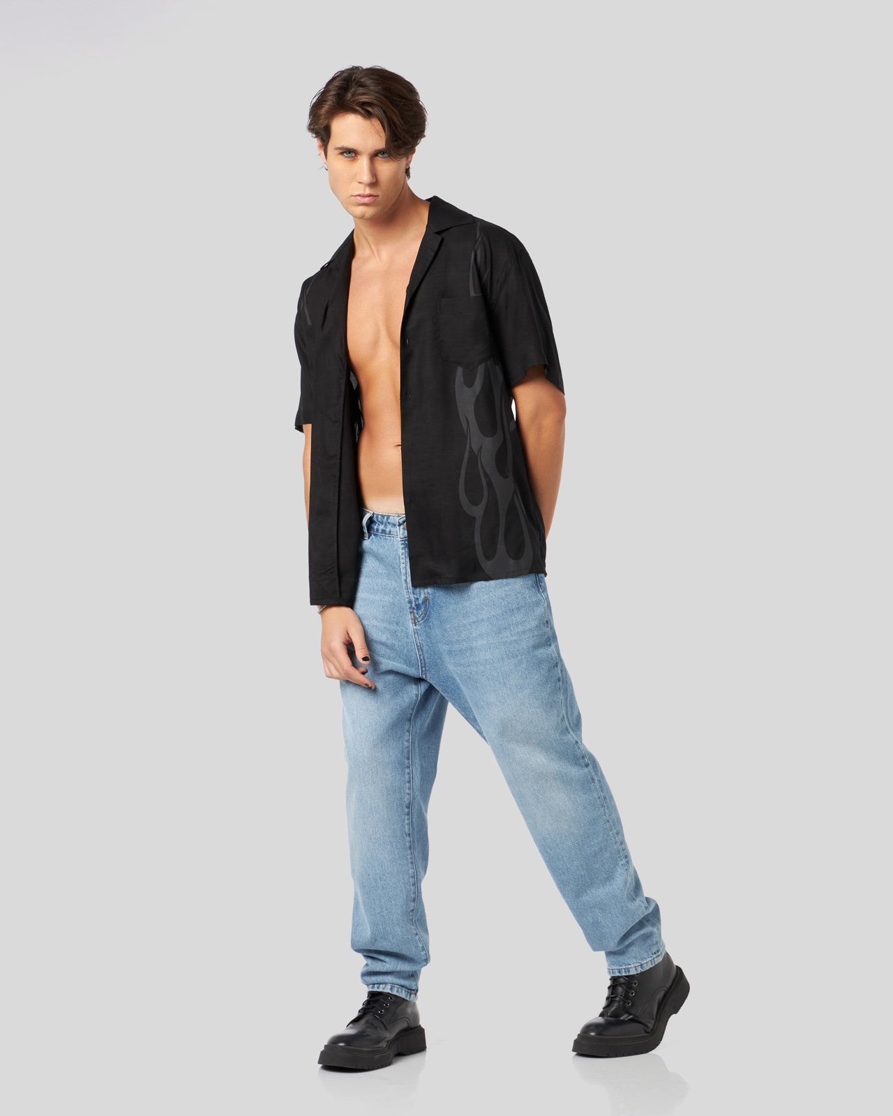 CAMICIA NERA CON FIAMME NERE TRIBALI