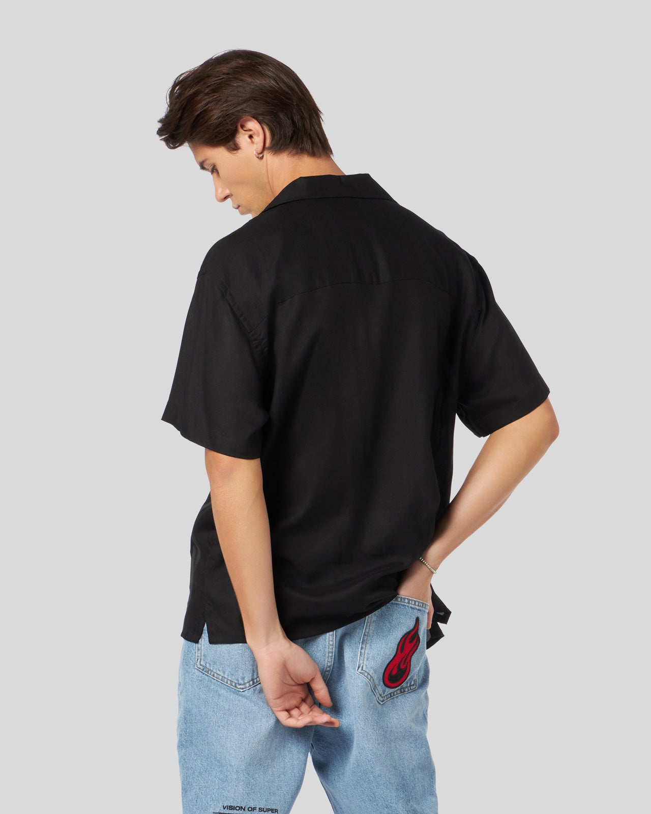 CAMICIA NERA CON FIAMME NERE TRIBALI