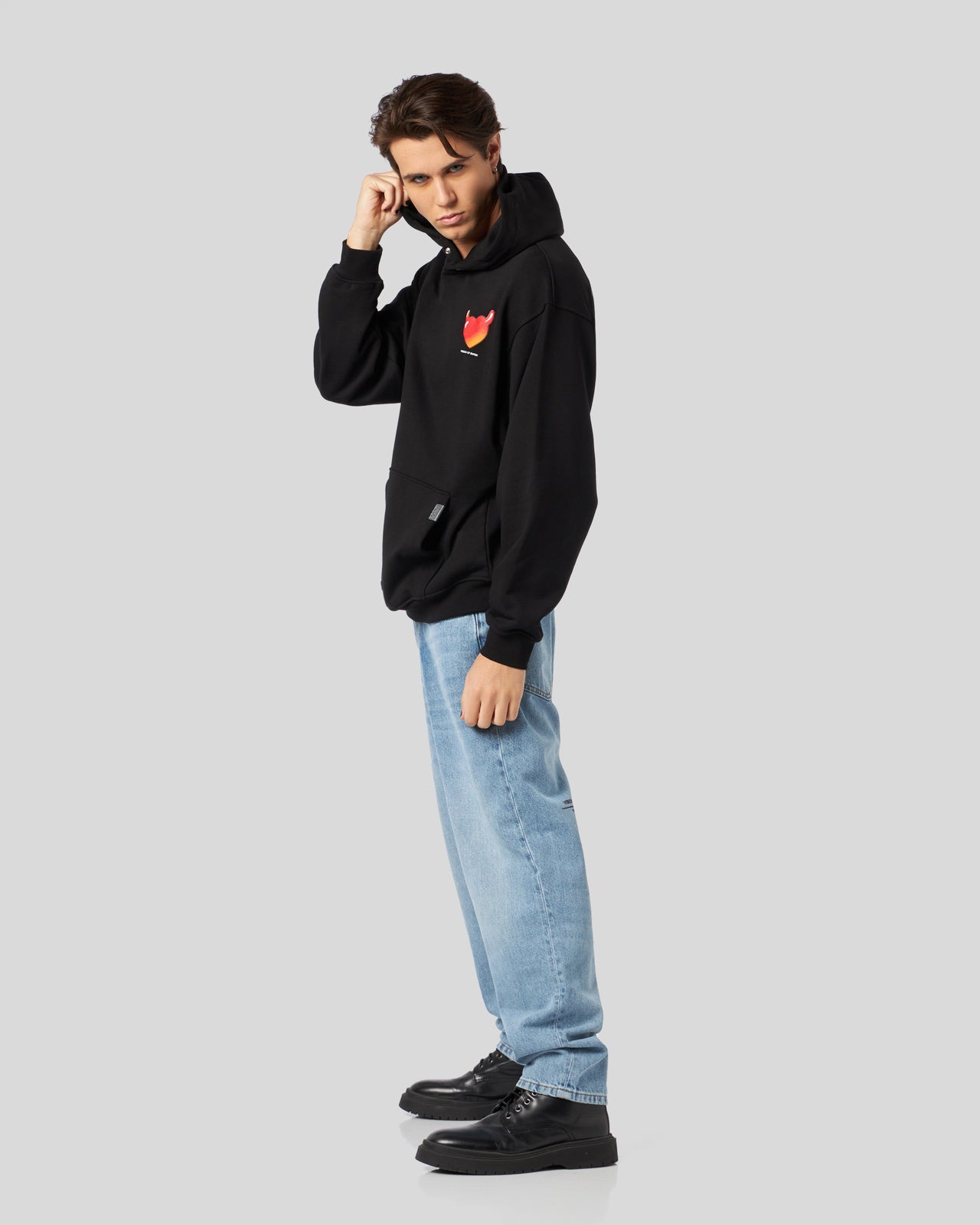 FELPA CON CAPPUCCIO NERA CON GRAFICA PUFFY LOVE