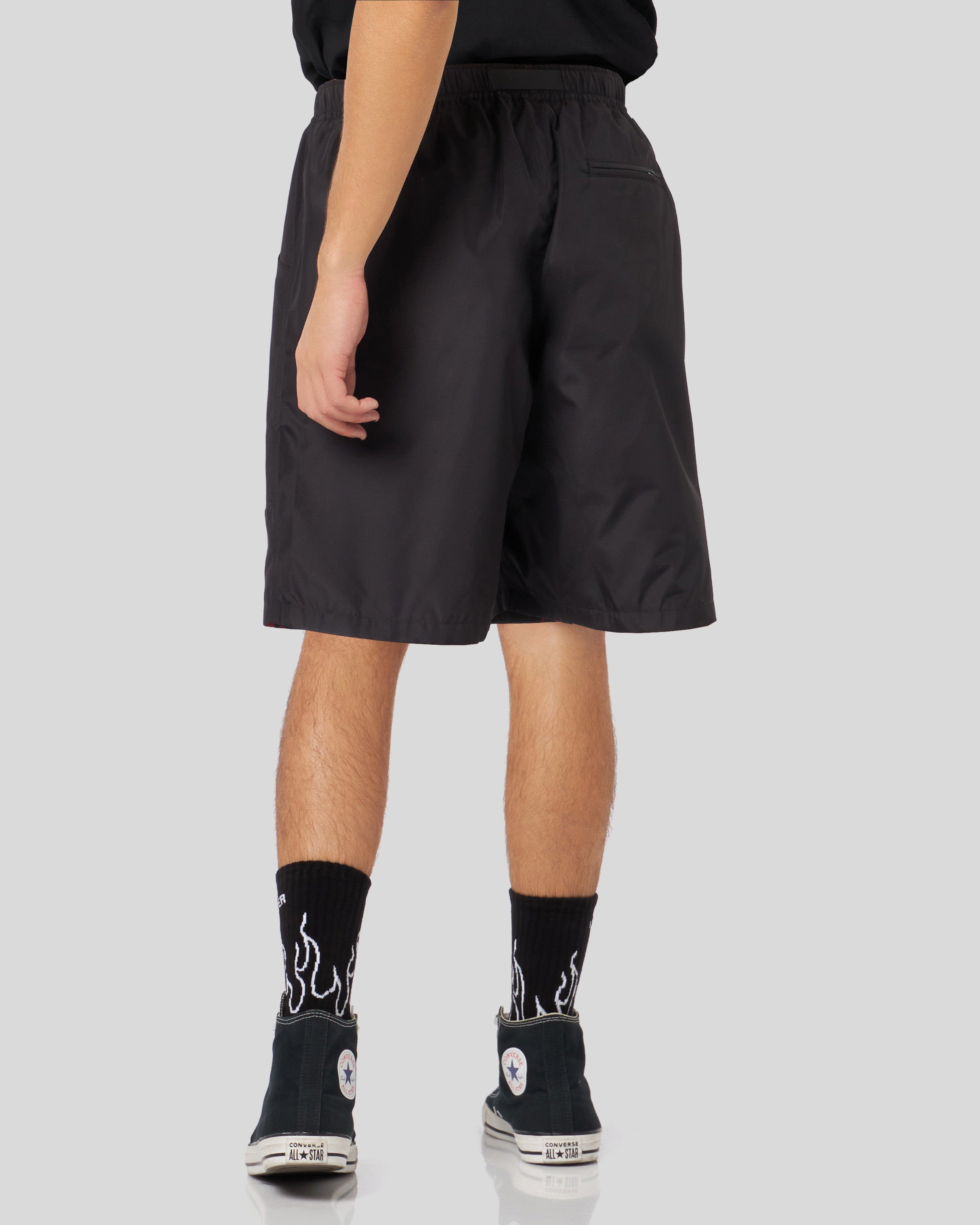 PANTALONCINO CARGO NERO CON FIAMME TRIBALI