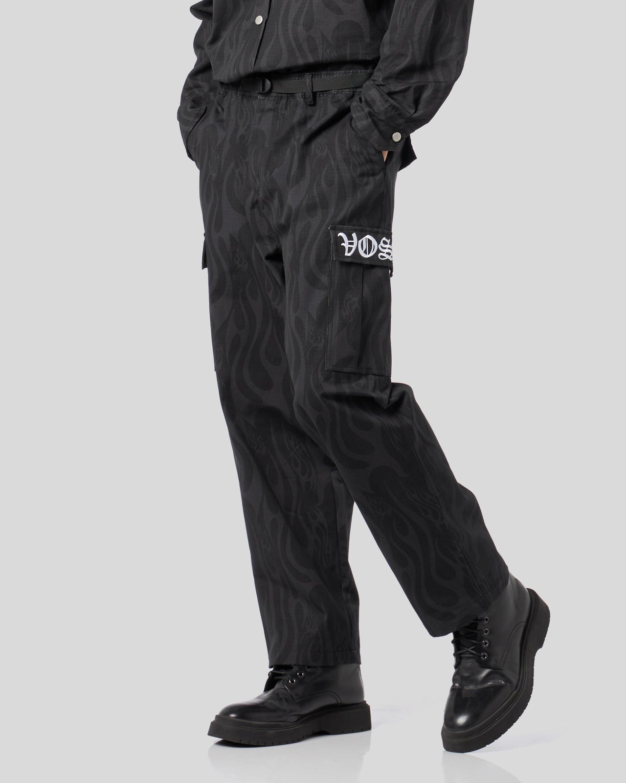 PANTALONE CARGO NERO CON FIAMME ALL OVER
