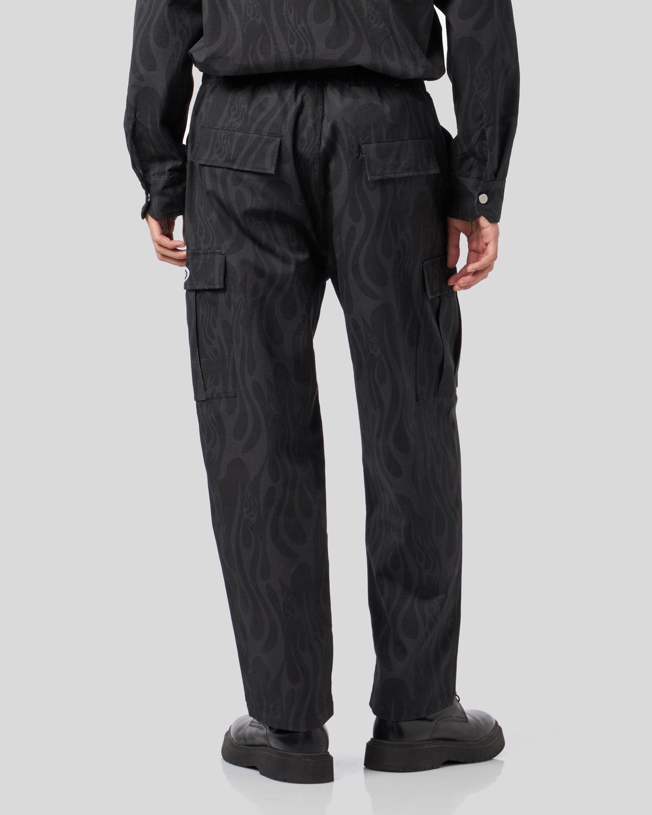PANTALONE CARGO NERO CON FIAMME ALL OVER
