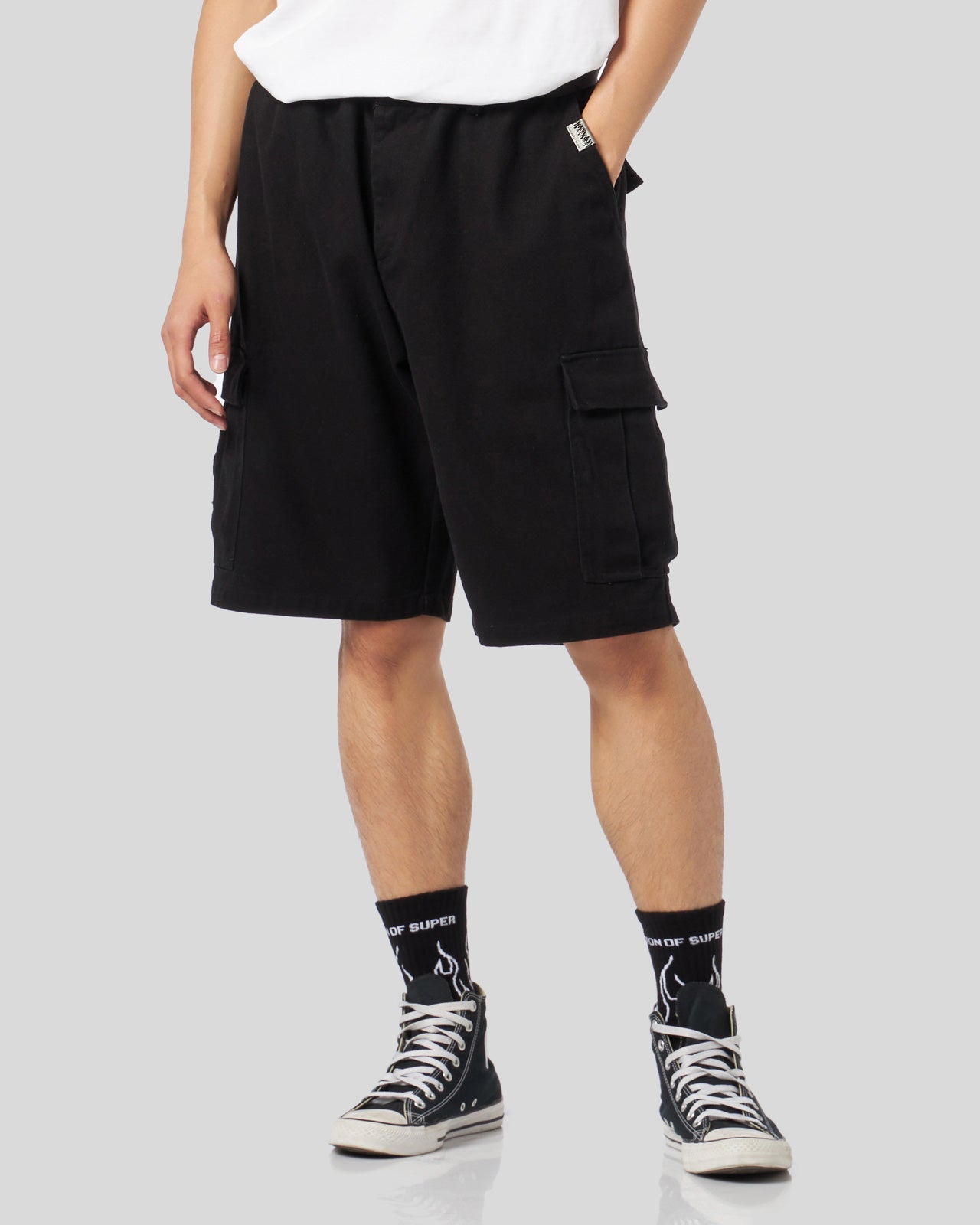 PANTALONCINO CARGO NERO CON PATCH FIAMMA E LOGO