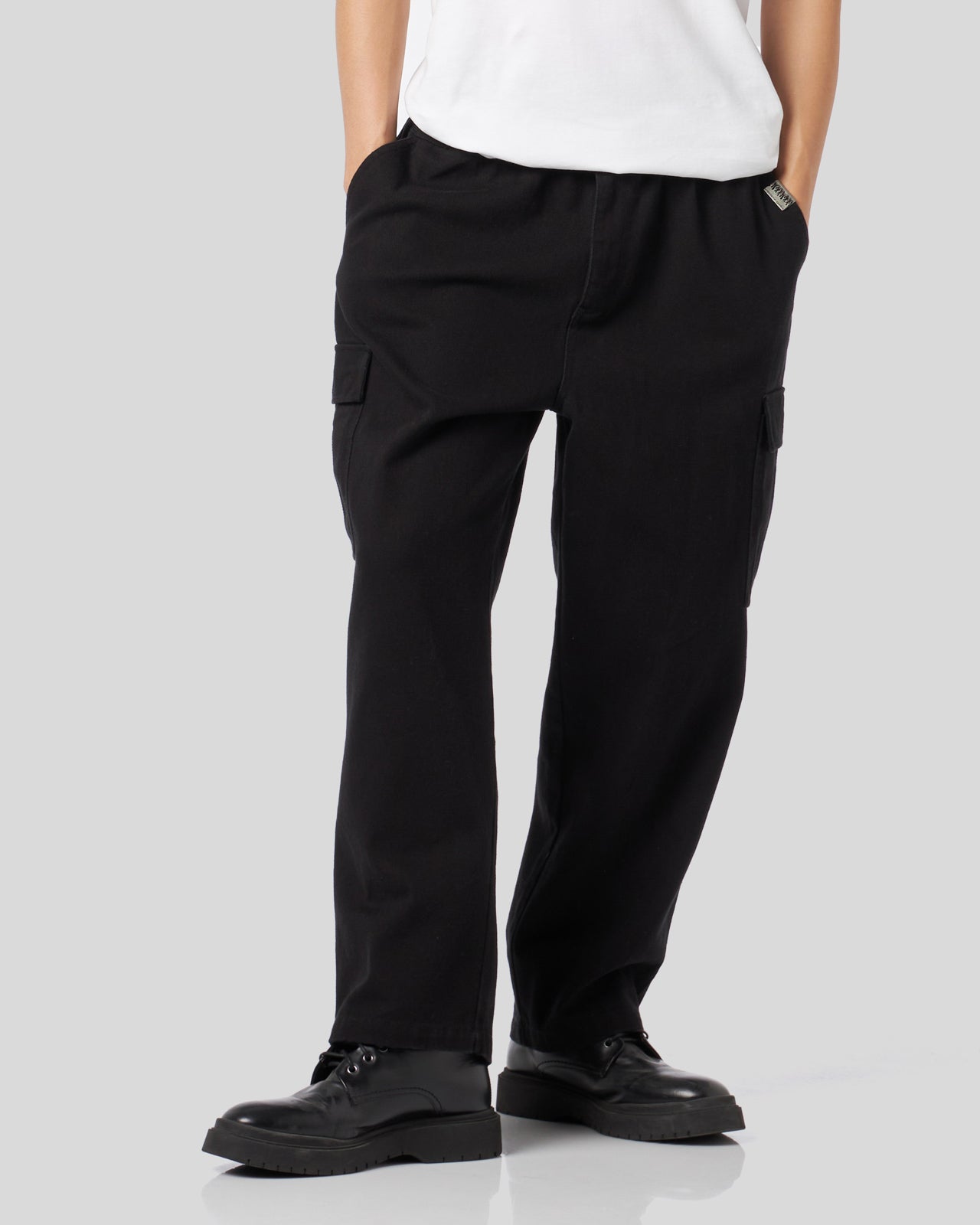 PANTALONE CARGO NERO CON PATCH FIAMMA E LOGO
