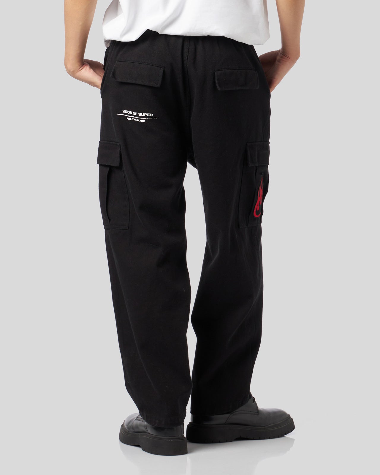 PANTALONE CARGO NERO CON PATCH FIAMMA E LOGO