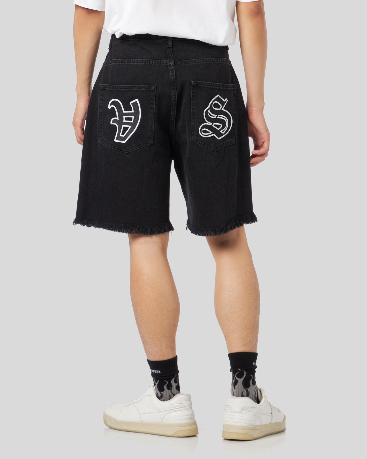 PANTALONCINO DENIM NERO CON PATCH GOTICHE "V-S""