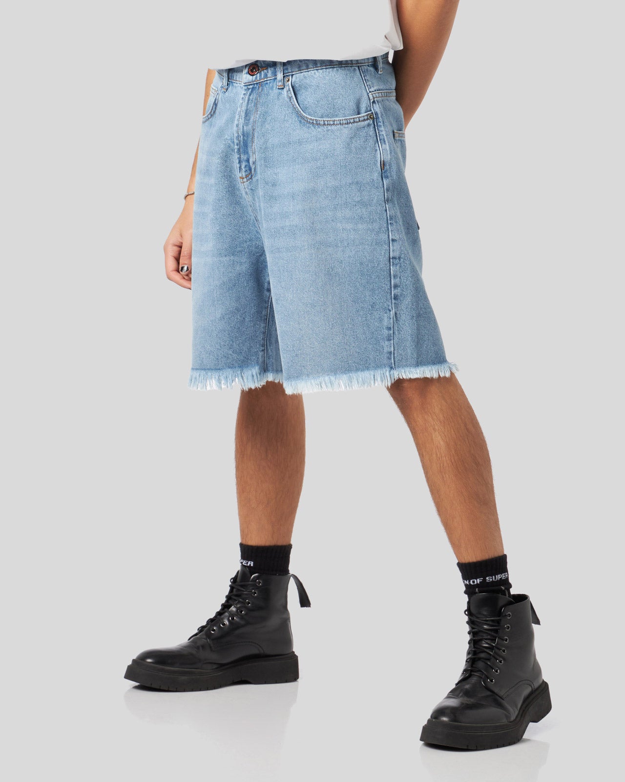 PANTALONCINO DENIM BLU CON LOGO E PATCH FIAMMA