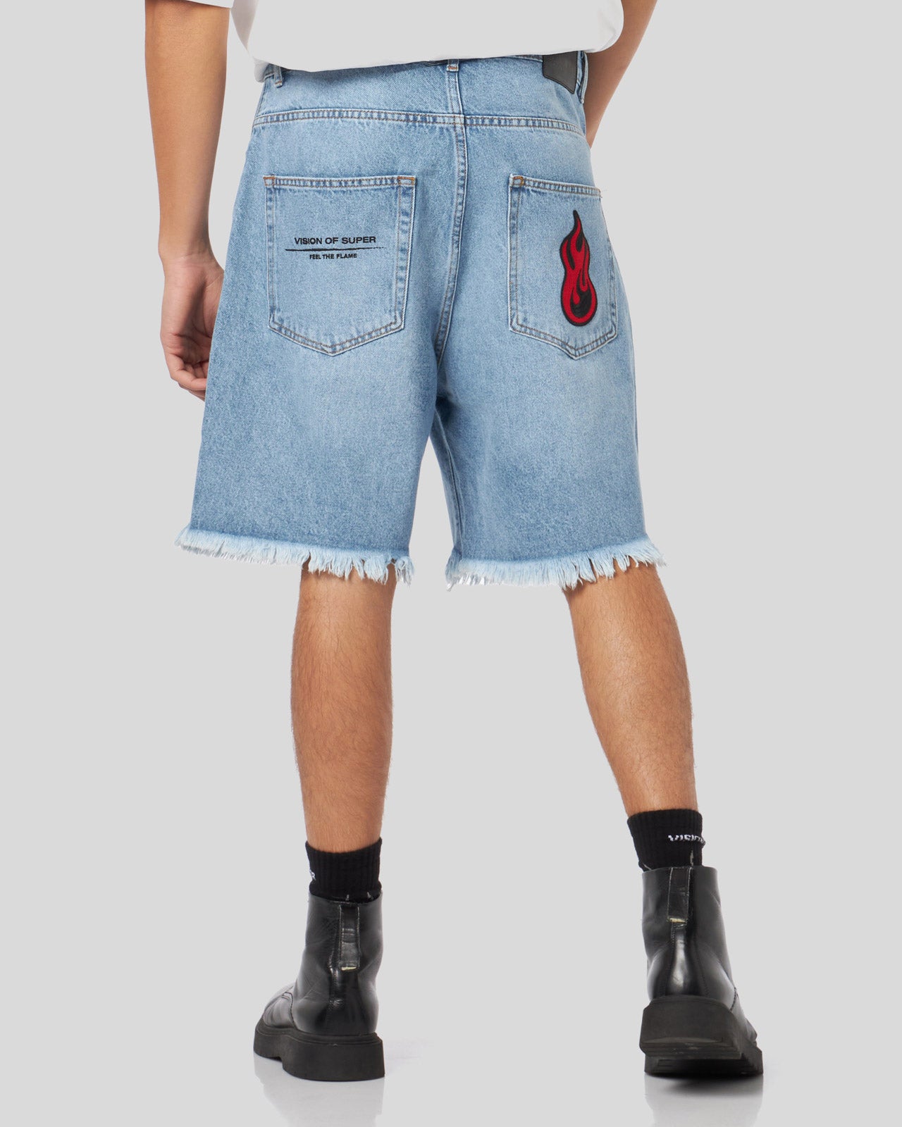 PANTALONCINO DENIM BLU CON LOGO E PATCH FIAMMA