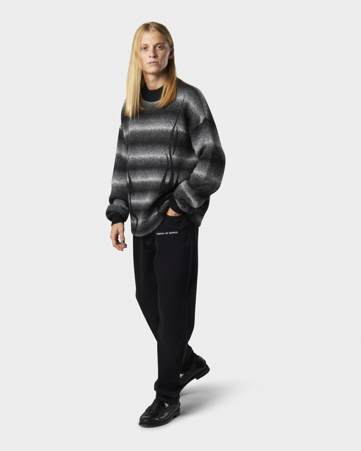 MAGLIONE CON STAMPA FIAMME TRIBALI