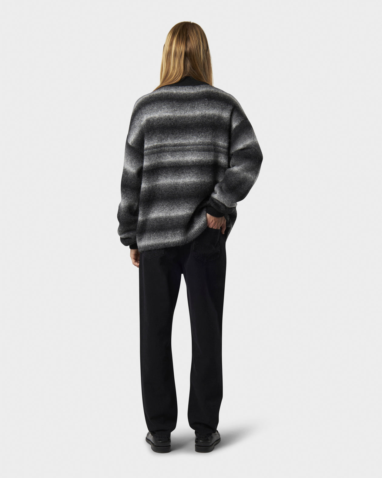 MAGLIONE CON STAMPA FIAMME TRIBALI