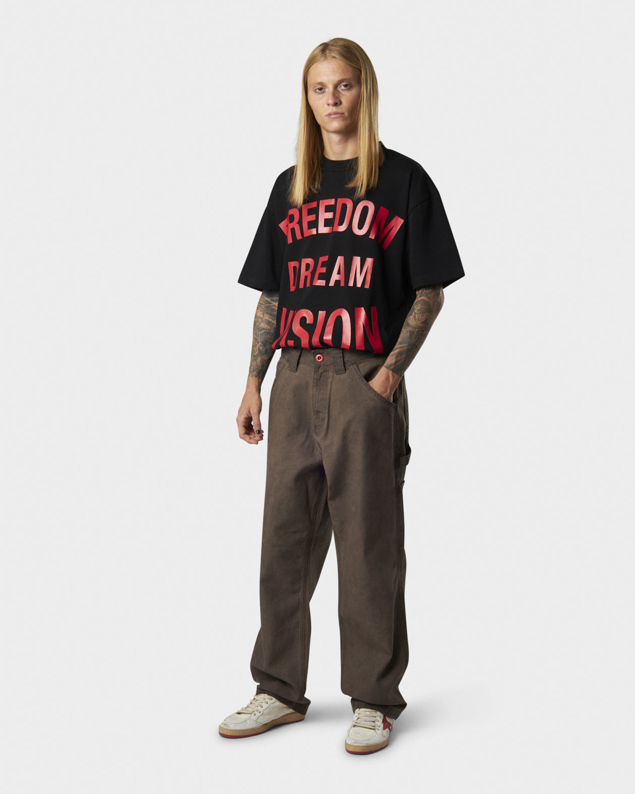DENIM MARRONE CON FIAMME RICAMATE SULLA TASCA E ETICHETTA ROSSA