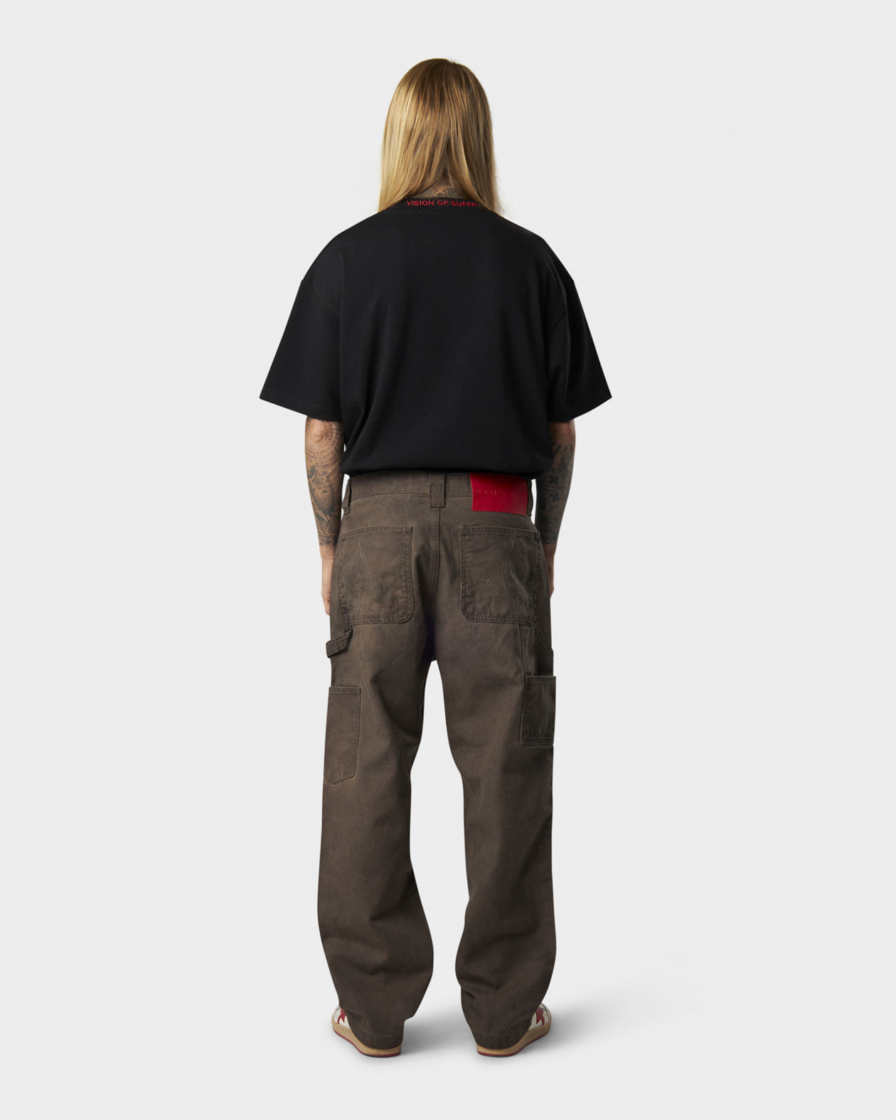 DENIM MARRONE CON FIAMME RICAMATE SULLA TASCA E ETICHETTA ROSSA
