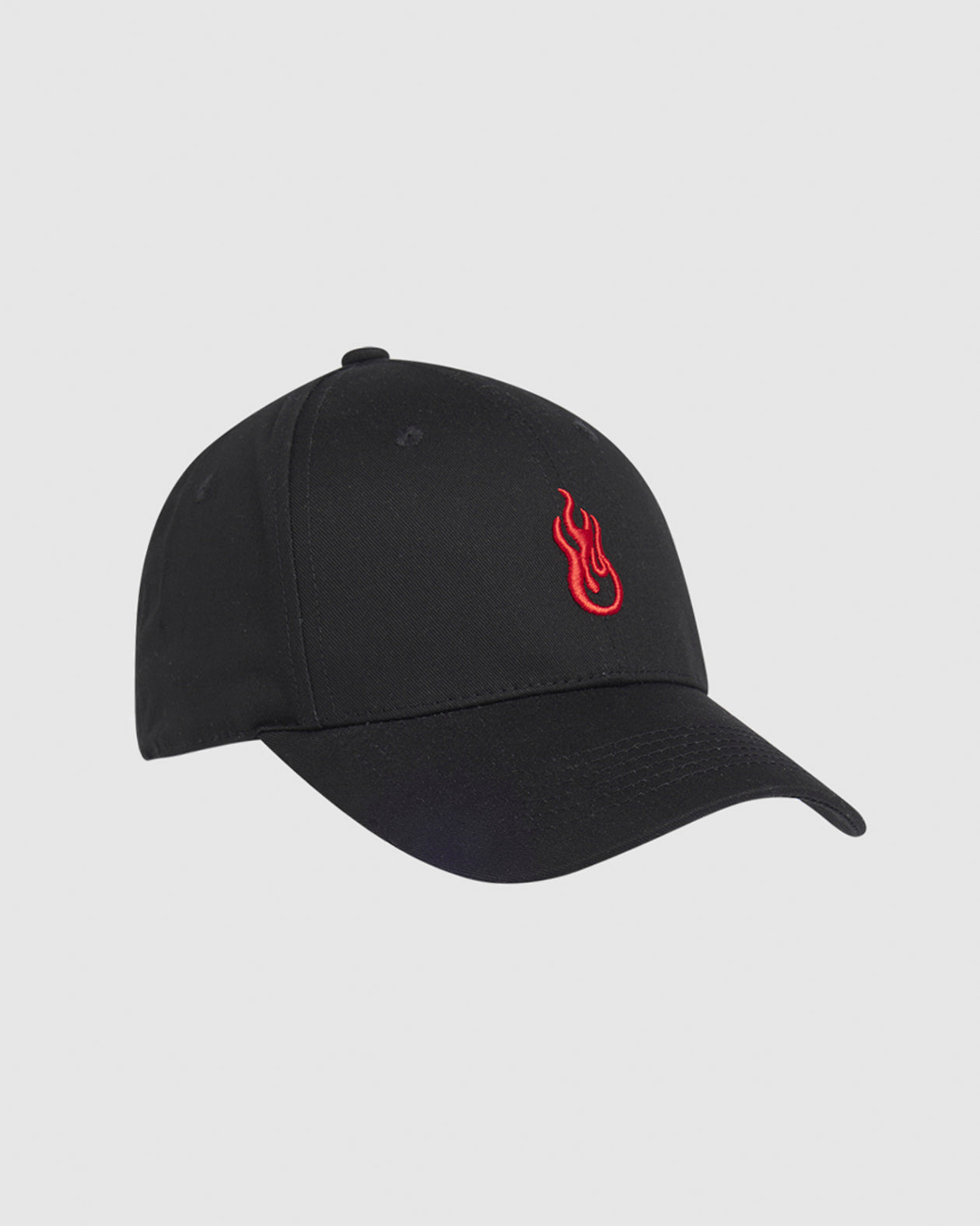 CAPPELLINO NERO CON FIAMME ROSSE RICAMATE, LOGO BIANCO STAMPATO, ETICHETTA IN METALLO