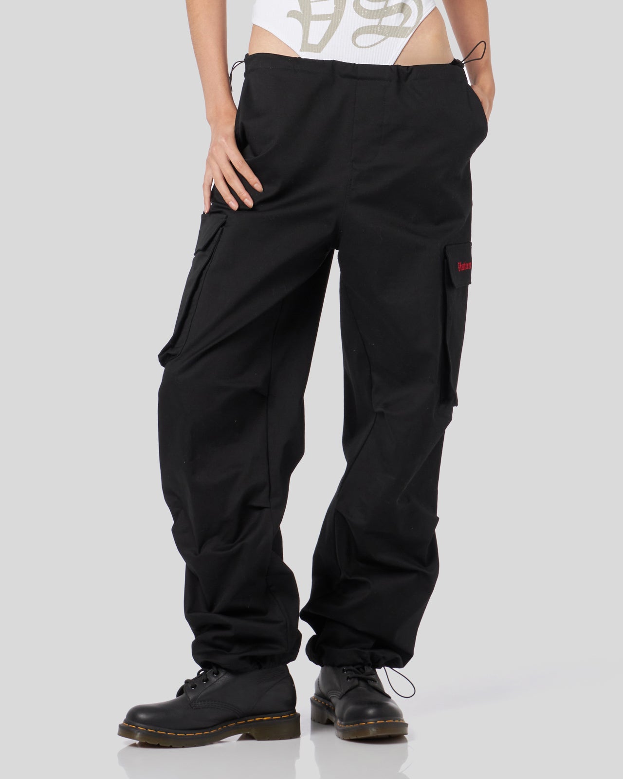 PANTALONE CARGO NERO CON LOGO GOTICO RICAMATO