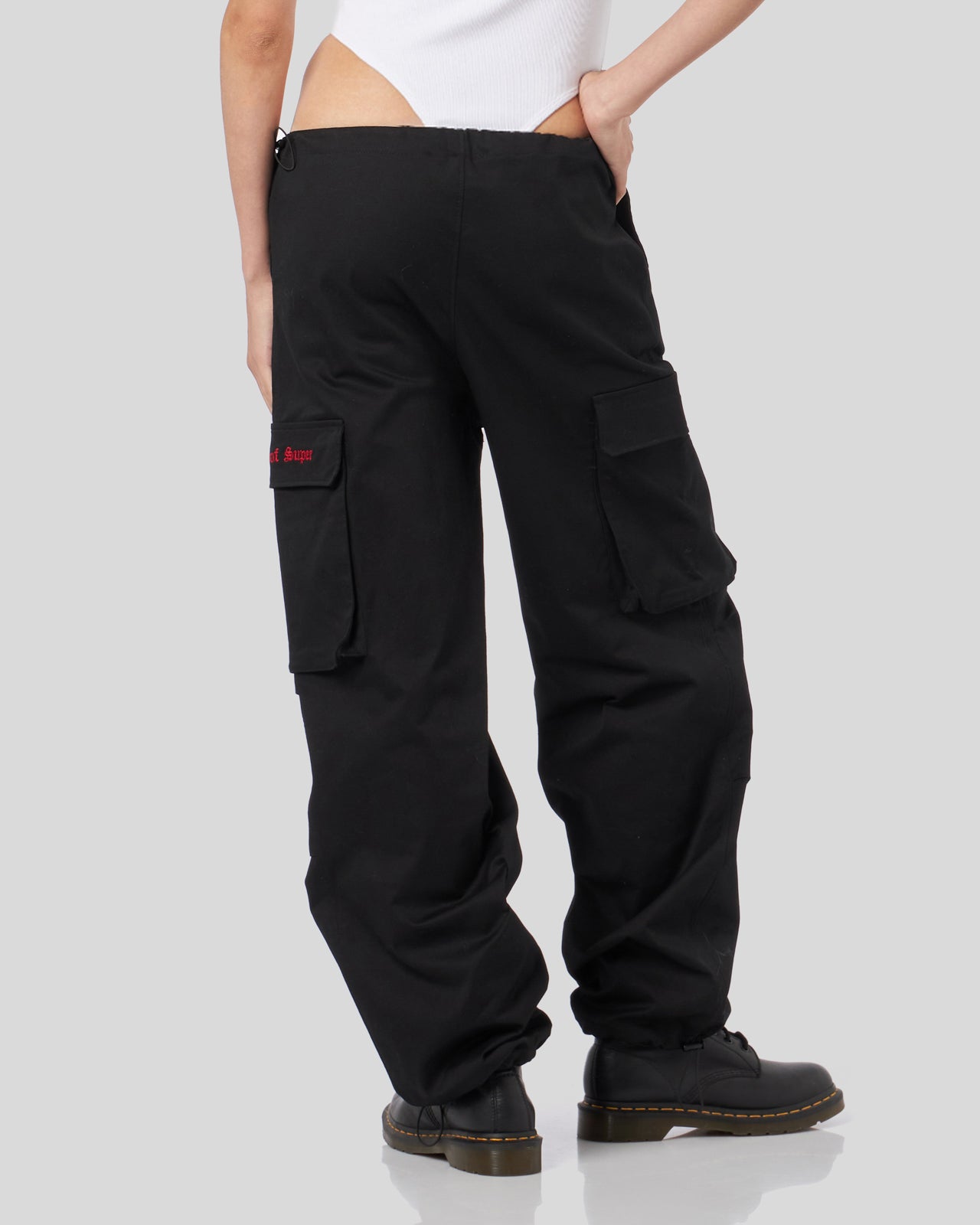 PANTALONE CARGO NERO CON LOGO GOTICO RICAMATO