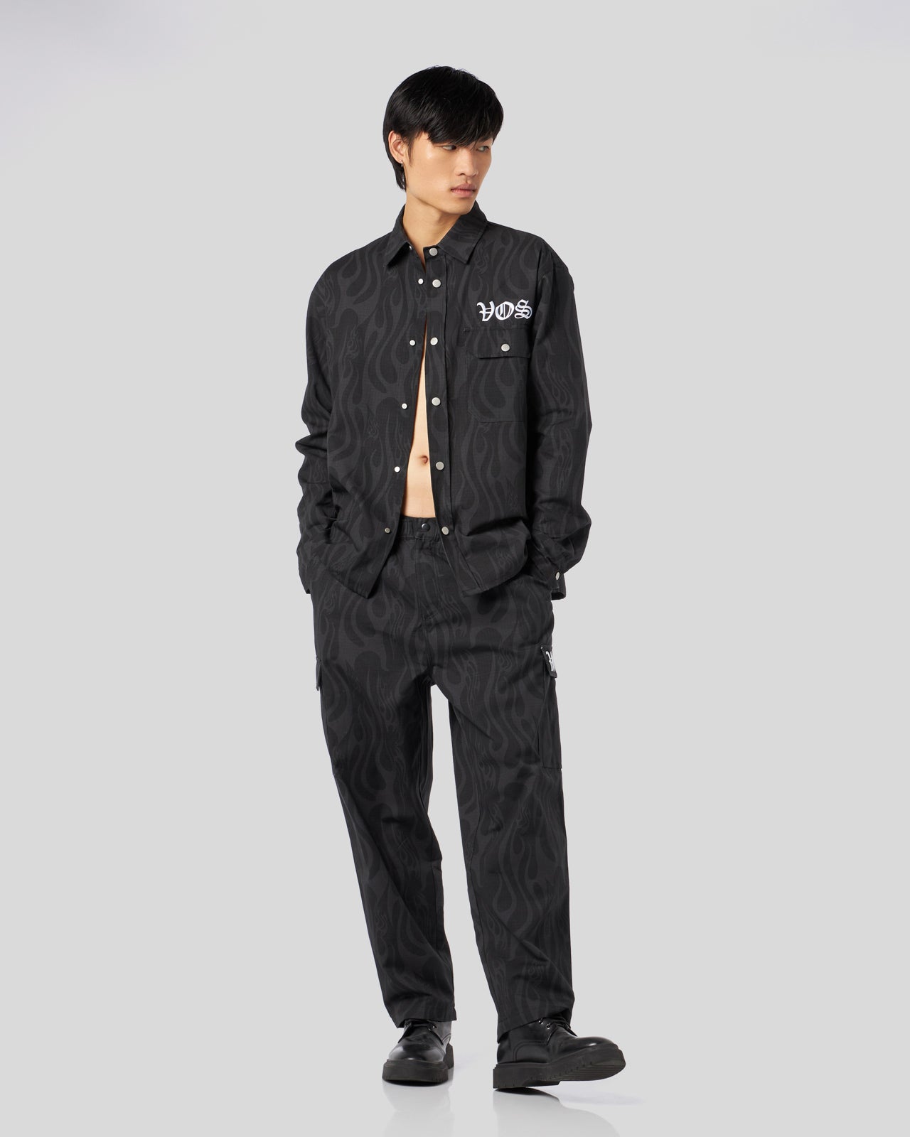 BLACK CARGO PANTS WITH ALL OVER FLAMES PRINT AND GOTIC LOGO