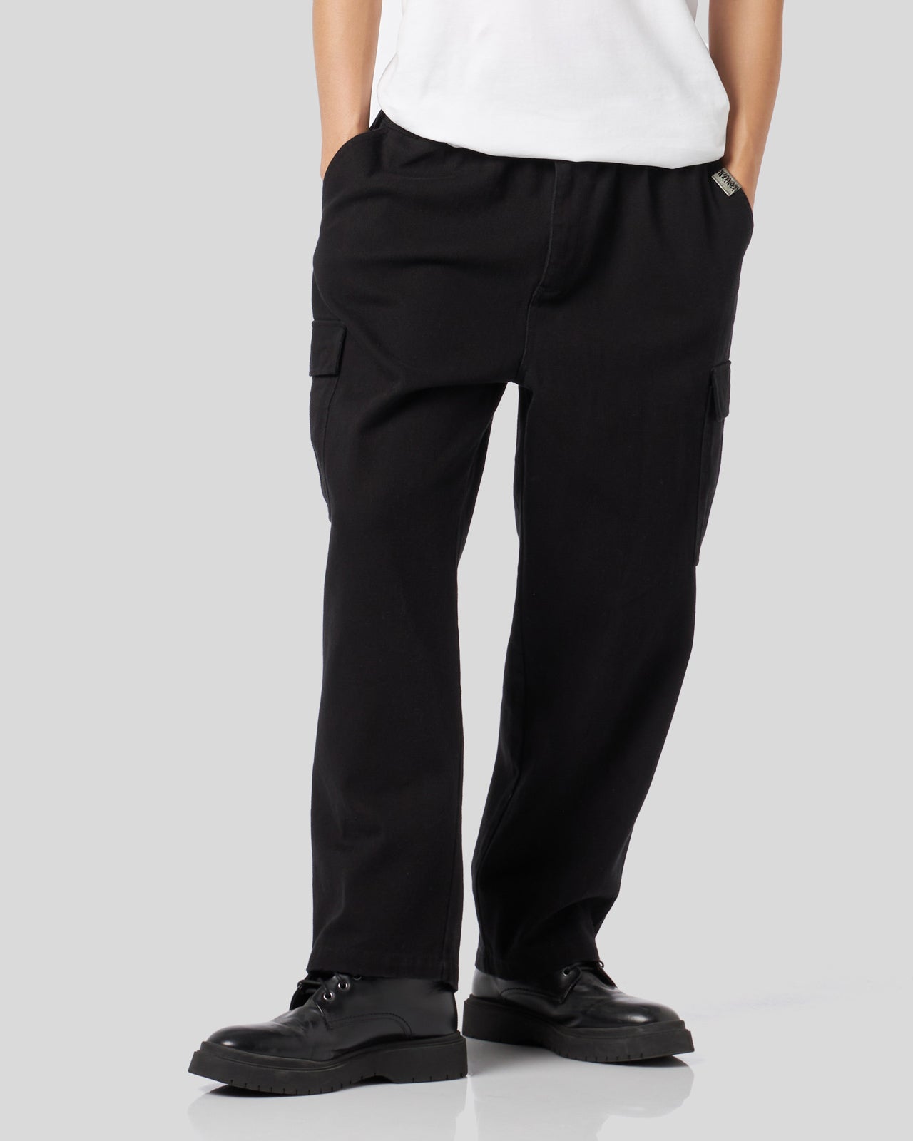 BLACK CARGO PANTS WITH FLAMES LOGO PATCH AND PRINTED LOGO