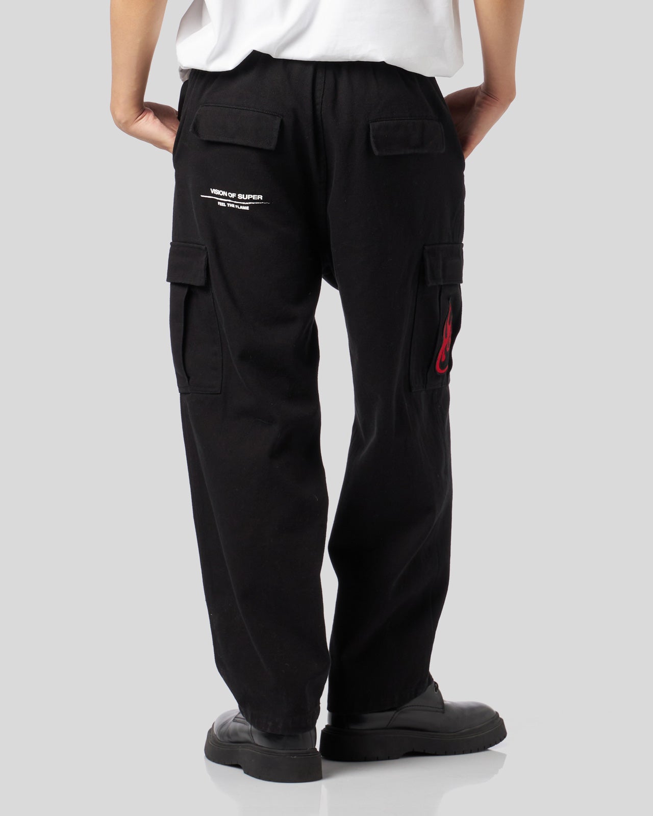BLACK CARGO PANTS WITH FLAMES LOGO PATCH AND PRINTED LOGO