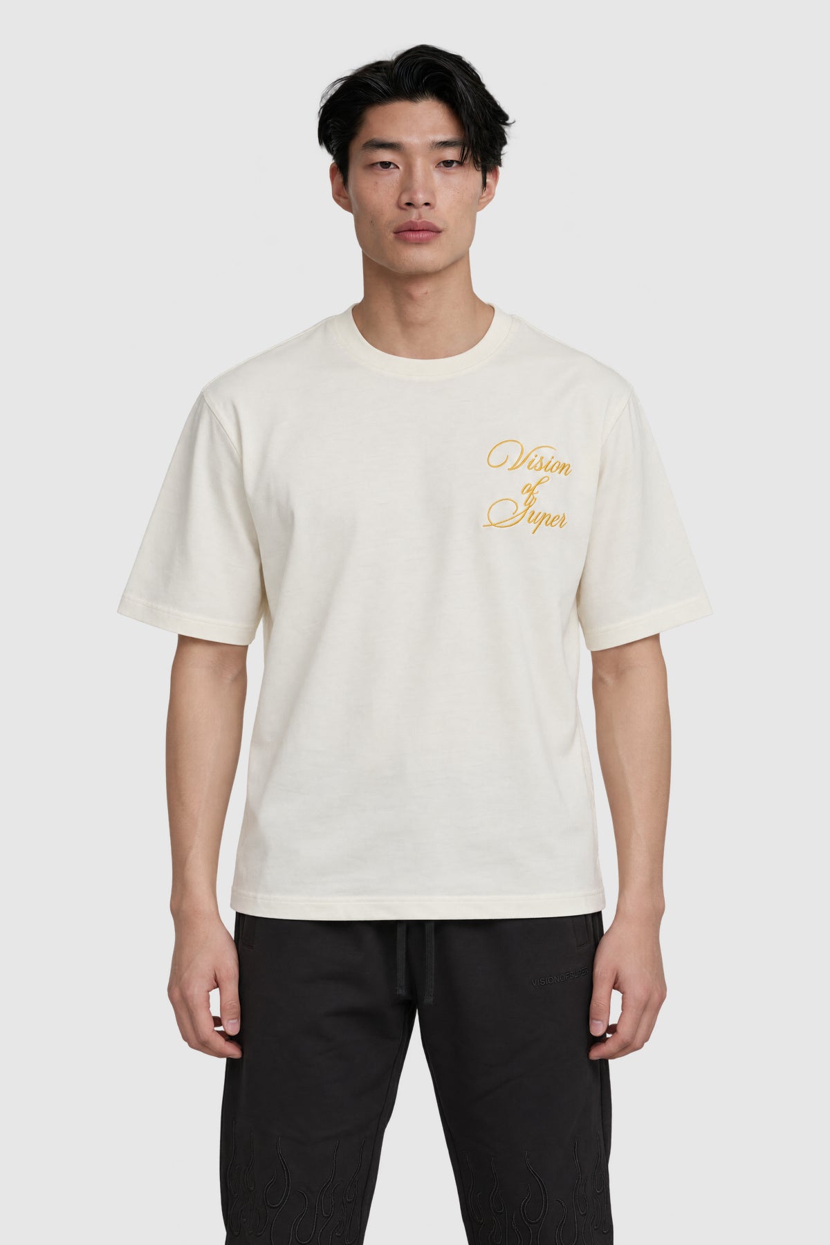 T-shirt con logo ricamato e stampa Vision – Bianco – su modello, fronte