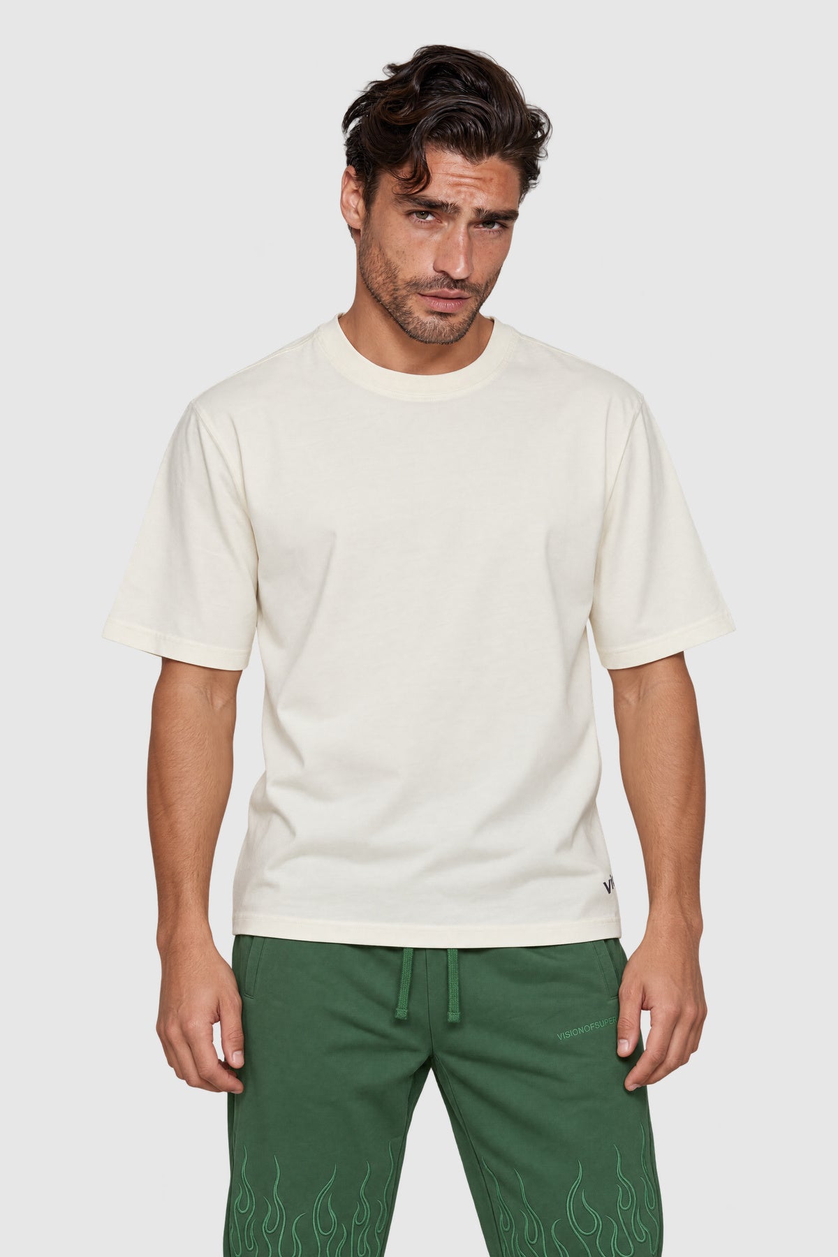 T-shirt Silencio Club – Bianco – su modello, fronte